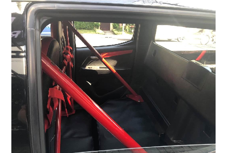 Hai điểm khác biệt lớn nhất của chiếc xe chỉ là nắp ca-pô bằng sợi carbon với khe thoát nhiệt có khả năng tháo lắp nhanh và "dàn chân" hạ thấp. Trái ngược với các bản độ bán tải off-road, chiếc xe đã được chủ nhân độ lại hệ thống treo thể thao với khoảng sáng gầm thấp để hạ thấp trọng tâm xe.