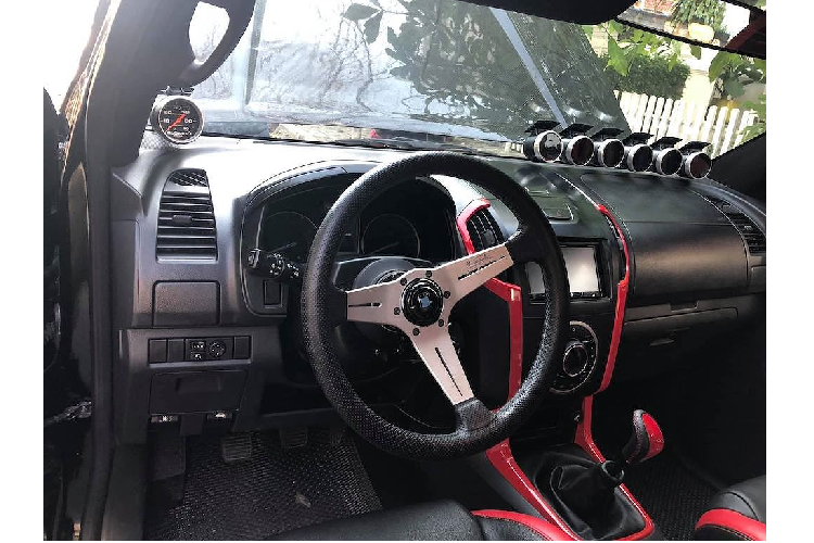 Đi theo phong cách này, một người sở hữu Isuzu D-Max tại TP HCM đã độ lại chiếc xe để nó có khả năng "so găng" với những chiếc xe thể thao hiệu năng cao thực sự. Mặc dù được độ lại khá triệt để nhưng về cơ bản, chiếc xe vẫn giữ lại thiết kế nguyên bản của một chiếc D-Max "zin".