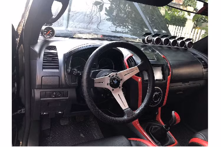 Đi theo phong cách này, một người sở hữu Isuzu D-Max tại TP HCM đã độ lại chiếc xe để nó có khả năng "so găng" với những chiếc xe thể thao hiệu năng cao thực sự. Mặc dù được độ lại khá triệt để nhưng về cơ bản, chiếc xe vẫn giữ lại thiết kế nguyên bản của một chiếc D-Max "zin".