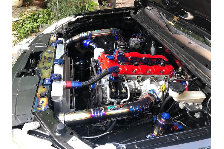 Để chiếc D-Max độ khủng này có thể dừng lại an toàn ở tốc độ cao, hệ thống phanh của xe đã được thay mới hoàn toàn với heo Wilwood 6 piston phía trước và 4 piston phía sau, kẹp những chiếc đĩa đường kính lớn và khoan lỗ thoát nhiệt. Hệ thống treo và phanh này nằm phía sau bộ mâm 6 cây Project D-1 SR kèm lốp Toyo on-road có độ bám đường cao.