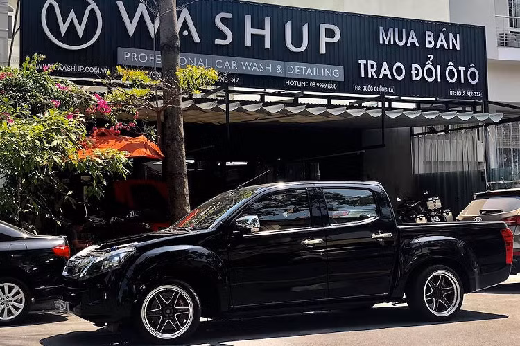 Bộ khung này cũng đồng thời đóng vai trò là điểm bắt dây đai an toàn 4 điểm, lồng qua các lỗ trên lưng của cặp ghế ngồi ôm lưng kiểu xe đua. Người lái sẽ ngồi đối diện với vô-lăng thể thao của Nardi và dàn đồng hồ chỉ báo các thông số khác nhau của động cơ.