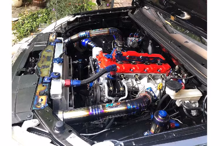 Để chiếc D-Max độ khủng này có thể dừng lại an toàn ở tốc độ cao, hệ thống phanh của xe đã được thay mới hoàn toàn với heo Wilwood 6 piston phía trước và 4 piston phía sau, kẹp những chiếc đĩa đường kính lớn và khoan lỗ thoát nhiệt. Hệ thống treo và phanh này nằm phía sau bộ mâm 6 cây Project D-1 SR kèm lốp Toyo on-road có độ bám đường cao.