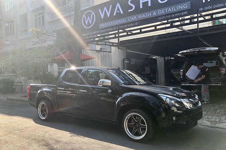 Ở bên trong nội thất, chủ xe cũng đã "dọn" lại cabin của D-Max theo phong cách xe đua. Trong đó thay đổi lớn nhất là hàng ghế sau bị loại bỏ, nhường chỗ cho bộ khung thép ống gia cường chống lật.