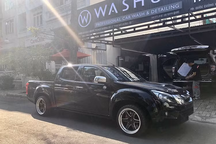 Ở bên trong nội thất, chủ xe cũng đã "dọn" lại cabin của D-Max theo phong cách xe đua. Trong đó thay đổi lớn nhất là hàng ghế sau bị loại bỏ, nhường chỗ cho bộ khung thép ống gia cường chống lật.