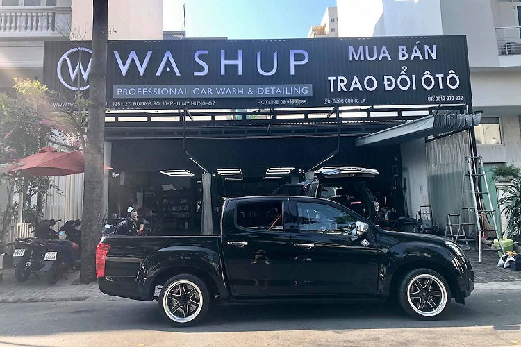 Tuy nhiên với nền tảng thân (block) máy cực kỳ bền bỉ, một mẫu bán tải Isuzu D-Max còn được dân chơi Đông Nam Á độ thành những mẫu xe thể thao chuyên dụng để đua drag hoặc drift.