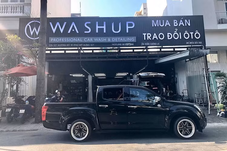 Tuy nhiên với nền tảng thân (block) máy cực kỳ bền bỉ, một mẫu bán tải Isuzu D-Max còn được dân chơi Đông Nam Á độ thành những mẫu xe thể thao chuyên dụng để đua drag hoặc drift.