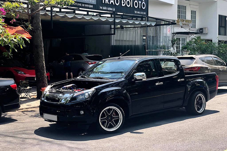 Ngoài 2 thành phần quan trọng nhất là tăng áp và dàn két giải nhiệt khí nạp (intercooler) cỡ bự, động cơ của xe còn được nâng cấp với hàng loạt các chi tiết khác như 2 bơm dầu, dàn ống dẫn khí nạp/xả bằng titan, lọc gió thoáng hơn... Sau khi độ lại, theo chủ xe động cơ này đã có công suất lên tới khoảng hơn 420 mã lực - một con số sánh ngang với nhiều mẫu xe thể thao thực thụ.