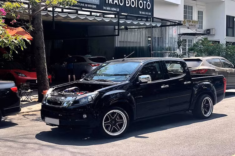 Ngoài 2 thành phần quan trọng nhất là tăng áp và dàn két giải nhiệt khí nạp (intercooler) cỡ bự, động cơ của xe còn được nâng cấp với hàng loạt các chi tiết khác như 2 bơm dầu, dàn ống dẫn khí nạp/xả bằng titan, lọc gió thoáng hơn... Sau khi độ lại, theo chủ xe động cơ này đã có công suất lên tới khoảng hơn 420 mã lực - một con số sánh ngang với nhiều mẫu xe thể thao thực thụ.