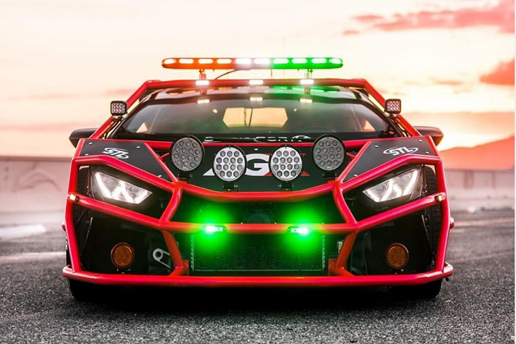 Từ phiên bản Unicorn V2, Alex Choi được những thương hiệu phụ tùng xe chú ý. Một bộ đèn LED trợ sáng được gắn ở trước xe tương tự những mẫu xe off-road. Thương hiệu Speed Tech Lights còn trang bị cho chiếc xe bộ đèn ưu tiên gắn trên mui xe và đầu xe tương tự xe cảnh sát.