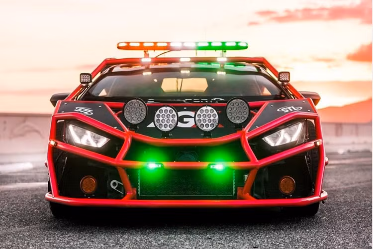 Từ phiên bản Unicorn V2, Alex Choi được những thương hiệu phụ tùng xe chú ý. Một bộ đèn LED trợ sáng được gắn ở trước xe tương tự những mẫu xe off-road. Thương hiệu Speed Tech Lights còn trang bị cho chiếc xe bộ đèn ưu tiên gắn trên mui xe và đầu xe tương tự xe cảnh sát.