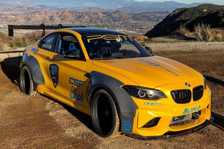 Chiếc xe tiếp theo của Alex Choi là BMW M2. Chiếc xe này nhanh chóng được phủ lớp decal phong cách camo trắng đen tương tự chiếc RS7. Hiện tại, chiếc M2 đã đổi sang màu vàng và được trang bị thêm bộ kit thân rộng.