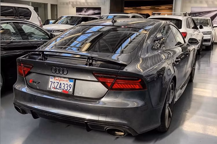 Tay chơi xe Alex Choi sinh năm 1999, là người Mỹ gốc Hàn hiện sinh sống tại Los Angeles, California. Dù còn khá trẻ, Choi đã có thâm niên chơi xe thể thao hơn 3 năm. Chiếc xe đầu tiên của Alex Choi là Audi RS7. RS7 là mẫu xe hiệu suất cao, được phát triển từ A7 Sportback.