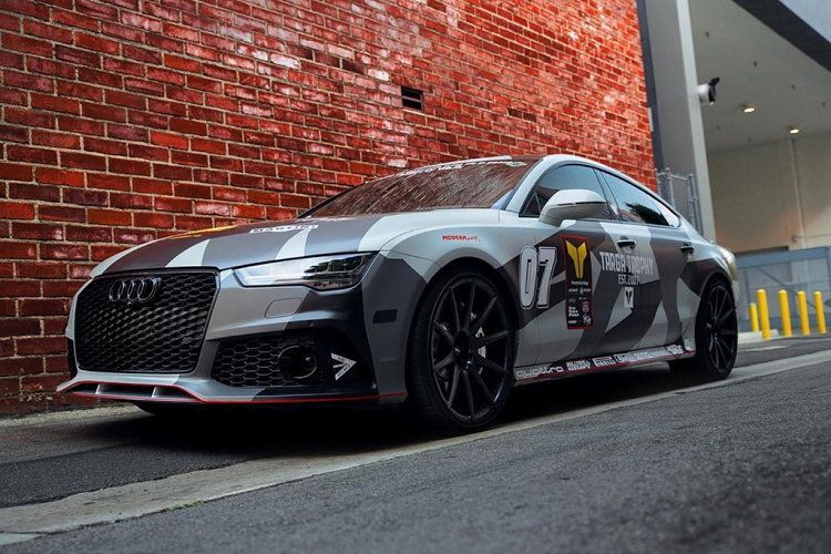 Mua về không lâu, Choi liên tục đổi phong cách lớp vỏ ngoài bằng những lớp decal. Audi RS7 sở hữu động cơ tăng áp V8 4.0L cho ra công suất 560 mã lực. Kết hợp với hộp số 8 cấp, xe có thể tăng tốc 0-100 km/h trong 3,7 giây, gần chạm ngưỡng những mẫu siêu xe.