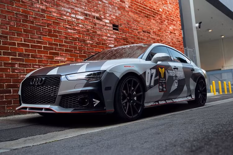 Mua về không lâu, Choi liên tục đổi phong cách lớp vỏ ngoài bằng những lớp decal. Audi RS7 sở hữu động cơ tăng áp V8 4.0L cho ra công suất 560 mã lực. Kết hợp với hộp số 8 cấp, xe có thể tăng tốc 0-100 km/h trong 3,7 giây, gần chạm ngưỡng những mẫu siêu xe.