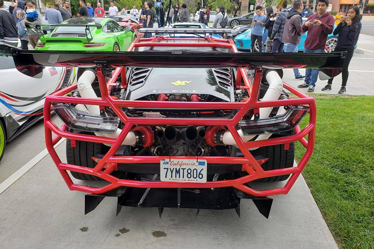 Chiếc xe được tháo bỏ phần cản va trước và toàn bộ phần sau xe, từ cửa xe trở về sau. Một khung bằng thép ống bao quanh xe được gia công hoàn toàn bằng tay. Bộ khung bảo vệ này lấy cảm hứng từ chiếc xe có bộ khung tương tự trong phim "Fast &amp; Furious 6".