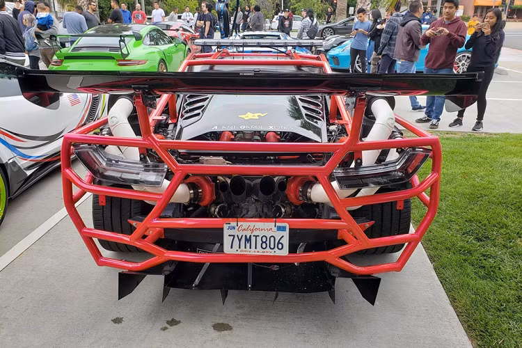 Chiếc xe được tháo bỏ phần cản va trước và toàn bộ phần sau xe, từ cửa xe trở về sau. Một khung bằng thép ống bao quanh xe được gia công hoàn toàn bằng tay. Bộ khung bảo vệ này lấy cảm hứng từ chiếc xe có bộ khung tương tự trong phim "Fast &amp; Furious 6".