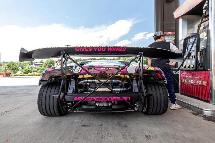 Ngoài ra, toàn bộ phần đuôi xe được tháo bỏ, để lộ hệ thống ống xả titanium đẹp mắt. Không lâu sau, trào lưu tháo bỏ phần đuôi trên siêu xe cũng du nhập vào Việt Nam với chiếc Ferrari 458 Liberty Walk và Lamborghini Huracan.