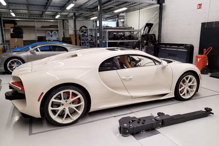 Ngoại thất của chiếc siêu xe nước Pháp sang trọng với lớp sơn kem đậm chất cá nhân hóa, thiết kế lưới tản nhiệt hình móng ngựa và các khe hút gió thể thao.