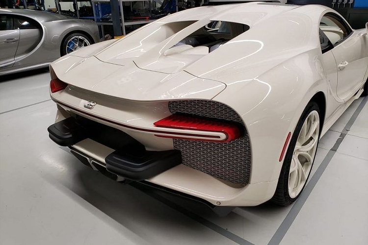 Thêm một điểm đặc biệt khiến chiếc Chiron của Khosbin trở nên khác biệt chính là tấm kính ‘Sky View’ (cửa sổ trời), được nhà sản xuất ô tô giới thiệu vào giữa năm ngoái. Tấm kính này cung cấp một khoảng không gian trần thêm 2,7 cm, được thiết kế với các lớp lọc màu ngăn tia bức xạ UVA và UVB. Mức giá cho option “xịn sò” này hiện chưa được công bố, tuy nhiên nó sẽ là một con số không hề nhỏ.