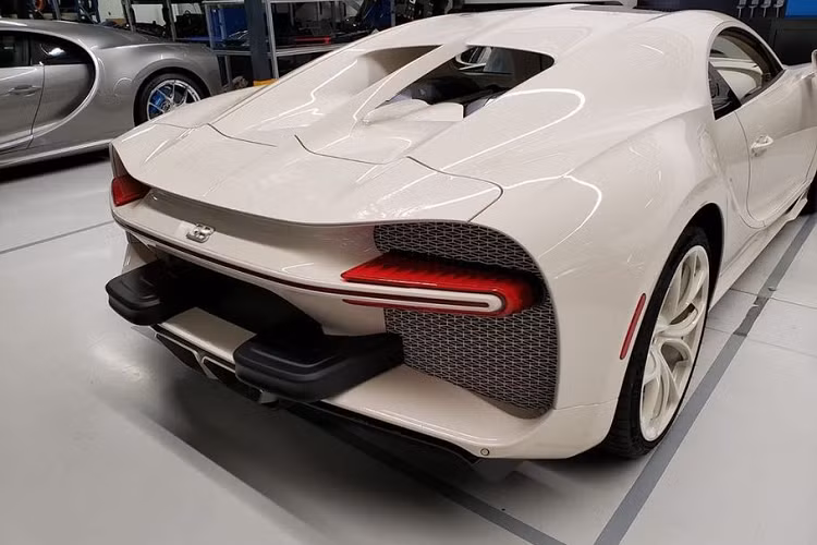 Thêm một điểm đặc biệt khiến chiếc Chiron của Khosbin trở nên khác biệt chính là tấm kính ‘Sky View’ (cửa sổ trời), được nhà sản xuất ô tô giới thiệu vào giữa năm ngoái. Tấm kính này cung cấp một khoảng không gian trần thêm 2,7 cm, được thiết kế với các lớp lọc màu ngăn tia bức xạ UVA và UVB. Mức giá cho option “xịn sò” này hiện chưa được công bố, tuy nhiên nó sẽ là một con số không hề nhỏ.