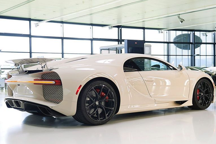 Tháng 7 vừa qua, hãng siêu xe Bugatti đã tiết lộ về việc hoàn thành chiếc Chiron thứ 200 trong kế hoạch sản xuất chỉ 500 mẫu. Thời điểm đó, vẫn còn khoảng dưới 100 chiếc Chiron chưa tìm được chủ nhân. Theo kế hoạch sản xuất, mỗi chiếc đều trải qua quá trình chế tạo lên tới 10 tháng.