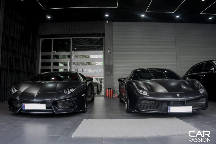 Cụ thể, bộ đôi siêu xe đến từ Ý vừa được chủ nhân của một showroom tại Sài Gòn cho khoác lên một lớp áo đen mờ vô cùng cá tính. Không chỉ mang đến một cái nhìn mới, lớp decal đen mờ này còn giúp cho siêu xe Lamborghini Aventador và Ferrari 488 GTB mang vẻ lạnh lùng hơn.