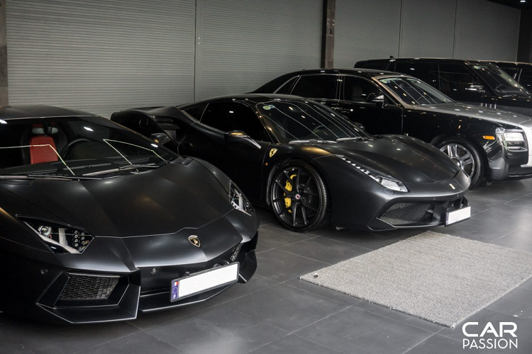 Đầu tiên là chiếc Aventador LP700-4 trong bộ cánh đen mờ, tuy không phải mẫu xe Lamborghini đầu tiên cập bến Việt Nam nhưng Aventador lại là “siêu bò” được biết đến nhiều nhất tại nước ta nhờ vẻ ngoài hầm hố.