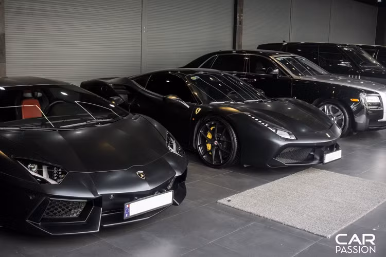 Đầu tiên là chiếc Aventador LP700-4 trong bộ cánh đen mờ, tuy không phải mẫu xe Lamborghini đầu tiên cập bến Việt Nam nhưng Aventador lại là “siêu bò” được biết đến nhiều nhất tại nước ta nhờ vẻ ngoài hầm hố.