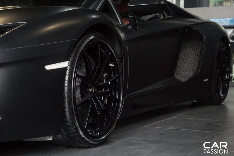 Ferrari 488 GTB sử dụng khối động cơ V8 tăng áp kép có dung tích 3.9 lít, sản sinh công suất tối đa 670 mã lực. “Siêu ngựa” tăng tốc từ 0-100 km/h trong vòng 3 giây, mất 8,7 giây để chạm ngưỡng 200 km/h trước khi đạt tốc độ tối đa 325 km/h.