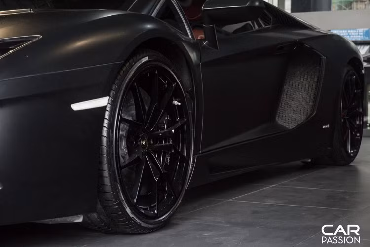 Ferrari 488 GTB sử dụng khối động cơ V8 tăng áp kép có dung tích 3.9 lít, sản sinh công suất tối đa 670 mã lực. “Siêu ngựa” tăng tốc từ 0-100 km/h trong vòng 3 giây, mất 8,7 giây để chạm ngưỡng 200 km/h trước khi đạt tốc độ tối đa 325 km/h.