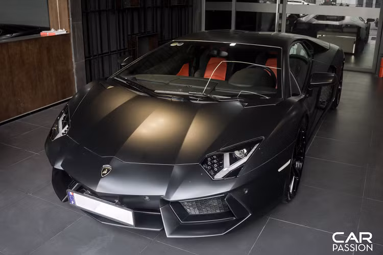 Nếu như đặt cả hai chiếc Murcielago và Aventador lên bàn cân, thiết kế của mẫu xe kế nhiệm dường như đã lược bỏ hoàn toàn những đường nét có phần mềm mại trên mẫu xe “đàn anh” Murcielago. Chưa dừng lại ở đó, Aventador được trang bị hệ thống cửa cắt kéo trứ danh của hãng siêu xe Lamborghini cùng cụm đèn pha có dải LED ban ngày kết hợp với các tinh thể pha lê khá đẹp mắt.