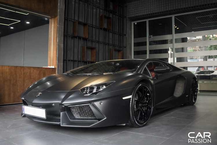 Aventador lần đầu xuất hiện tại Việt Nam vào năm 2012 với bộ đôi màu vàng và màu cam nổi bật. Chiếc Lamborghini Aventador LP700-4 xuất hiện trong bài viết sở hữu lớp sơn ngoại thất màu xám Grigio Estoque cùng bộ mâm đa chấu và cùm phanh sơn đen bóng.