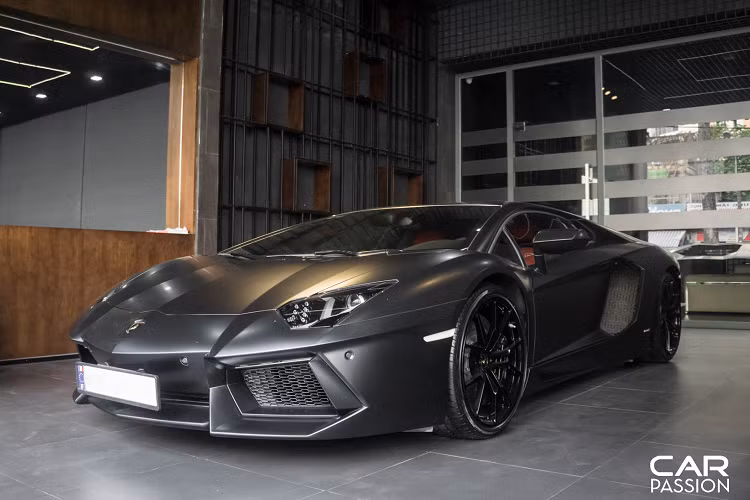 Aventador lần đầu xuất hiện tại Việt Nam vào năm 2012 với bộ đôi màu vàng và màu cam nổi bật. Chiếc Lamborghini Aventador LP700-4 xuất hiện trong bài viết sở hữu lớp sơn ngoại thất màu xám Grigio Estoque cùng bộ mâm đa chấu và cùm phanh sơn đen bóng.