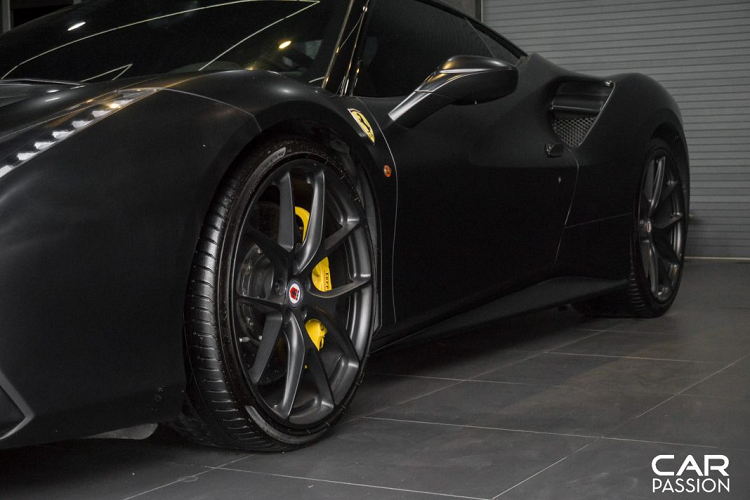 Bộ đôi chiếc siêu xe hiện đang được trưng bày tại showroom M-Auto, tọa lạc ngay cửa ngõ của con đường chuyên kinh doanh xe hơi An Dương Vương, Sài Gòn. Mức giá bán lại của một chiếc Aventador hiện nạy không dưới 15 tỷ đồng còn Ferrari 488 GTB đang có giá bán lại rơi vào khoảng hơn 11 tỷ đồng.