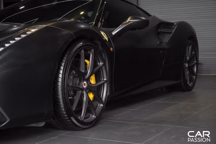 Bộ đôi chiếc siêu xe hiện đang được trưng bày tại showroom M-Auto, tọa lạc ngay cửa ngõ của con đường chuyên kinh doanh xe hơi An Dương Vương, Sài Gòn. Mức giá bán lại của một chiếc Aventador hiện nạy không dưới 15 tỷ đồng còn Ferrari 488 GTB đang có giá bán lại rơi vào khoảng hơn 11 tỷ đồng.