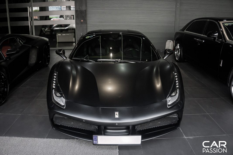 Sau khi được dán đổi màu sang màu đen mờ, ngoại thất của xe được chuyển sang phong cách “all black”, khoang nội thất với ghế ngồi được bọc da cao cấp với hai tông màu đỏ đen thể thao. Lamborghini Aventador sở hữu khối động cơ V12 hút khí tự nhiên có dung tích 6.5 lít, sản sinh công suất tối đa 700 mã lực, tăng tốc từ 0-100 km/h trong vòng 2,9 giây trước khi chạm ngưỡng tốc độ tối đa 349 km/h.