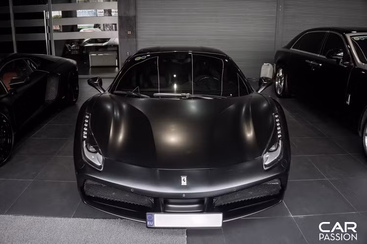 Sau khi được dán đổi màu sang màu đen mờ, ngoại thất của xe được chuyển sang phong cách “all black”, khoang nội thất với ghế ngồi được bọc da cao cấp với hai tông màu đỏ đen thể thao. Lamborghini Aventador sở hữu khối động cơ V12 hút khí tự nhiên có dung tích 6.5 lít, sản sinh công suất tối đa 700 mã lực, tăng tốc từ 0-100 km/h trong vòng 2,9 giây trước khi chạm ngưỡng tốc độ tối đa 349 km/h.