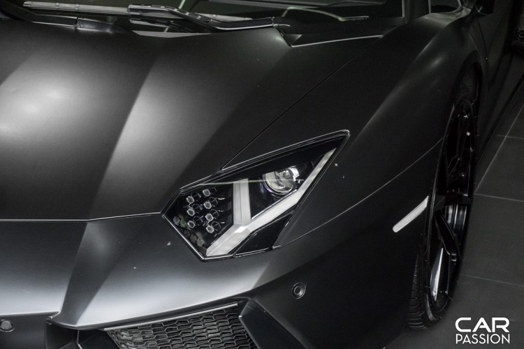 Mặc dù cập bến thị trường Việt Nam muộn đến 2 năm so với đối thủ Lamborghini Huracan, dòng xe 488 của Ferrari đang là mẫu siêu xe có số lượng nhiều nhất tại Việt Nam với hàng loạt những màu sắc khác nhau như : đỏ Rosso Corsa, trắng Bianco Avus, đen Nero Daytona, vàng Giallo Modena hay xanh Blu Corsa. Với số lượng 20 chiếc 488 đang lăn bánh tại Việt Nam, chủ nhân của showroom này đã chuyển ngoại thất xe sang màu đen mờ tương tự chiếc Aventador.