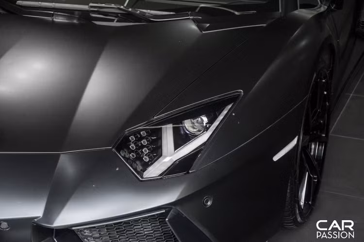 Mặc dù cập bến thị trường Việt Nam muộn đến 2 năm so với đối thủ Lamborghini Huracan, dòng xe 488 của Ferrari đang là mẫu siêu xe có số lượng nhiều nhất tại Việt Nam với hàng loạt những màu sắc khác nhau như : đỏ Rosso Corsa, trắng Bianco Avus, đen Nero Daytona, vàng Giallo Modena hay xanh Blu Corsa. Với số lượng 20 chiếc 488 đang lăn bánh tại Việt Nam, chủ nhân của showroom này đã chuyển ngoại thất xe sang màu đen mờ tương tự chiếc Aventador.