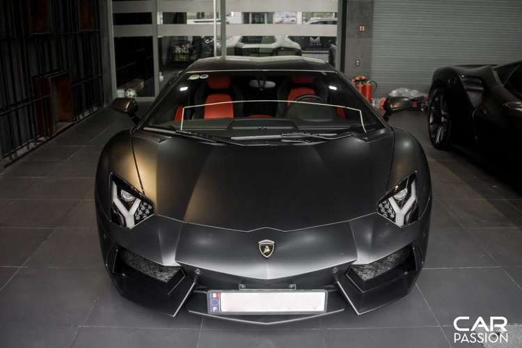 Trên thực tế, Việt Nam đang có cho mình rất nhiều phiên bản của dòng xe Aventador bao gồm : Aventador LP700-4, Aventador Roadster LP700-4, Aventador S LP740-4, Aventador SV LP750-4 và Aventador SV Roadster LP750-4, cùng hàng loạt những bản độ khác nhau.
