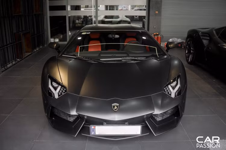 Trên thực tế, Việt Nam đang có cho mình rất nhiều phiên bản của dòng xe Aventador bao gồm : Aventador LP700-4, Aventador Roadster LP700-4, Aventador S LP740-4, Aventador SV LP750-4 và Aventador SV Roadster LP750-4, cùng hàng loạt những bản độ khác nhau.