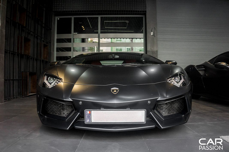 Ra mắt lần đầu tại triễn lãm Geneve Motorshow vào năm 2011, Aventador là mẫu xe kế nhiệm của “đàn anh” Lamborghini Murcielago với hàng loạt những nâng cấp mới về cả ngoại hình cũng như công suất động cơ.