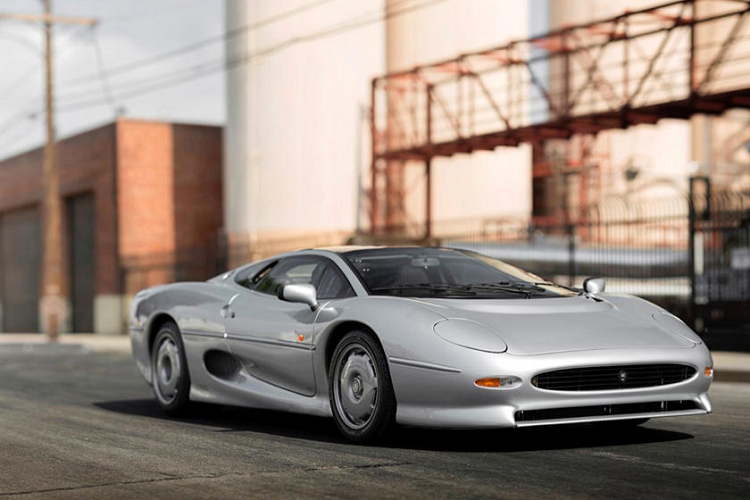 XJ220 được sản xuất từ năm 1992 tới 1994, nhưng câu chuyện của mẫu xe này bắt đầu từ một chiếc xe 4 bánh có động cơ V12 được ra mắt tại Triển lãm ôtô Birmingham 1988 tại Anh quốc. Chiếc xe gây ấn tượng với công chúng bằng 1.500 đơn đặt hàng với khoản đặt cọc 50.000 Bảng mỗi người.