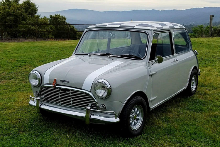 Issigonis tận dụng từng mm không gian bằng cách đẩy các bánh xe về sát các góc, bỏ lò xo treo thông thường thay bằng cách giảm xóc cao su, hệ thống truyền động bên cạnh động cơ, gắn các thiết bị theo chiều ngang để tối ưu hoá không gian dưới nắp ca pô.