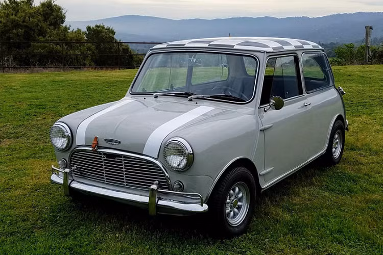 Issigonis tận dụng từng mm không gian bằng cách đẩy các bánh xe về sát các góc, bỏ lò xo treo thông thường thay bằng cách giảm xóc cao su, hệ thống truyền động bên cạnh động cơ, gắn các thiết bị theo chiều ngang để tối ưu hoá không gian dưới nắp ca pô.