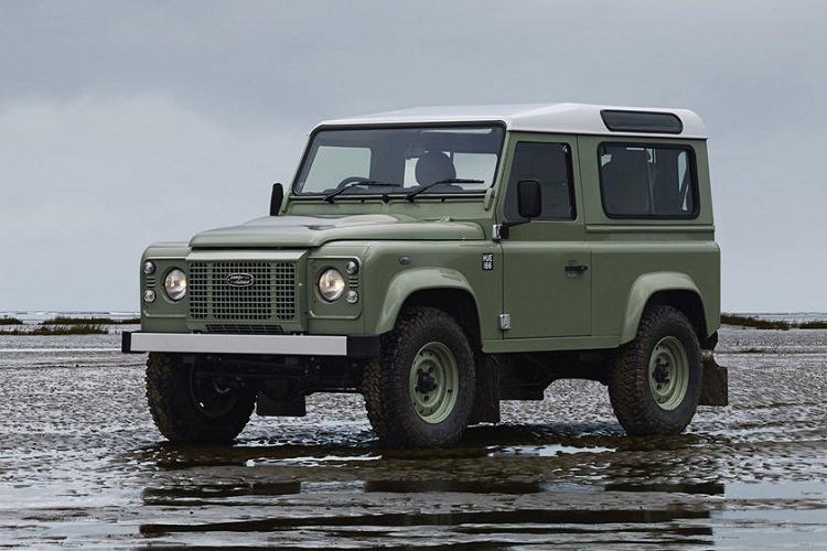 Vương quốc Anh từng bị ném bom dữ dội trong Thế chiến II, khi mọi thứ qua đi là cũng Rover nhận được rất nhiều hợp đồng xe quân sự và yêu cầu là chiếc xe phải được làm vỏ ngoài bằng thép. Rover cũng cần 1 chiếc xe có thể xuất khẩu được để mang về ngoại tệ, giúp tái thiết đất nước.