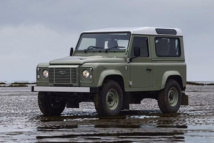 Vương quốc Anh từng bị ném bom dữ dội trong Thế chiến II, khi mọi thứ qua đi là cũng Rover nhận được rất nhiều hợp đồng xe quân sự và yêu cầu là chiếc xe phải được làm vỏ ngoài bằng thép. Rover cũng cần 1 chiếc xe có thể xuất khẩu được để mang về ngoại tệ, giúp tái thiết đất nước.