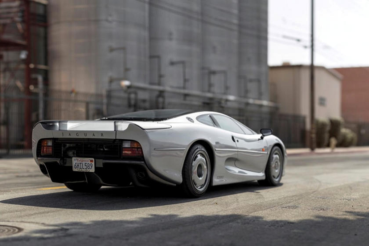 Tuy nhiên, nền kinh tế Anh lại khủng hoảng, những người đặt cọc đã từ bỏ tiền đặt cọc trong khi chiếc xe phải thiết kế lại. Dù vậy, Jaguar đã chế tạo được 271 chiếc XJ220 và bán chúng với giá nửa triệu USD. Trên hết, đây là chiếc xe nhanh nhất thế giới ở thời điểm ra mắt với vận tốc tối đa là 340 km/h.