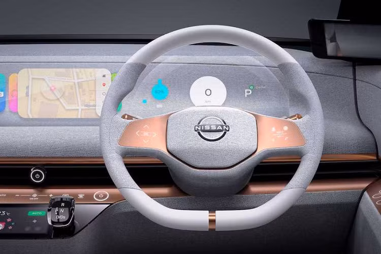 Những dải LED còn được sử dụng để thay cho viền cửa kính bên mạ chrome, trong khi cặp gương chiếu hậu truyền thống nay đã được loại bỏ để thay bằng các camera quan sát. Sự tối giản theo phong cách Nhật được thể hiện rõ nhất qua nội thất của IMk. Chiếc xe có hàng ghế trước dạng băng dài. Vòm mui kính cho phép một lượng ánh sáng dồi dào đi vào cabin và tạo cảm giác nội thất thậm chí còn rộng rãi hơn so với thực tế.