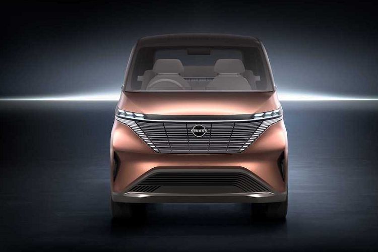 Bảng đồng hồ và hệ thống thông tin giải trí được thay bằng một màn hình màu trong suốt, trong khi số lượng các nút bấm đã được Nissan giảm tối đa và thay bằng nút cảm ứng. Một loạt các chi tiết trang trí như các thanh gỗ dọc xếp trên những tấm ốp cửa, ghế ngồi vân nhiều lỗ, thảm trải sàn dệt sợi kim loại có màu cafe tói đem tới cho IMk không gian cabin hiện đại nhưng ấm cúng.